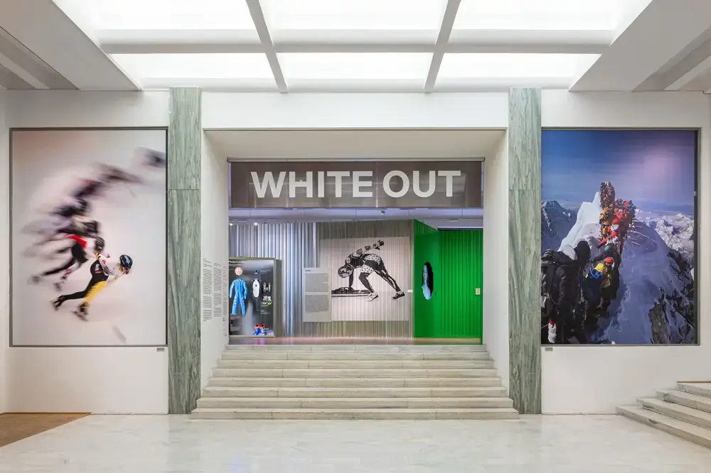 Alla Triennale di Milano la mostra White Out esplora sport invernali, design e clima tra innovazione, materiali e futuro olimpico.
