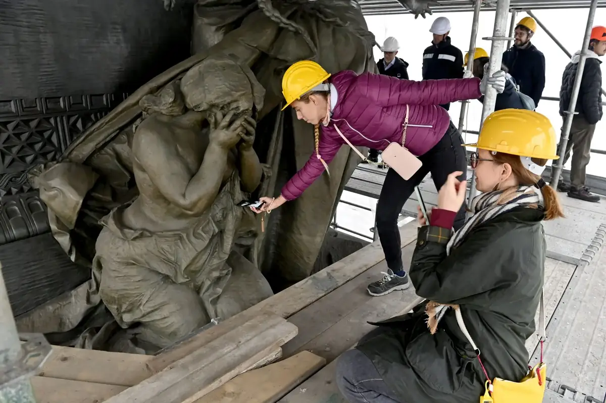 Milano, il Monumento delle Cinque Giornate torna a splendere dopo il restauro conservativo