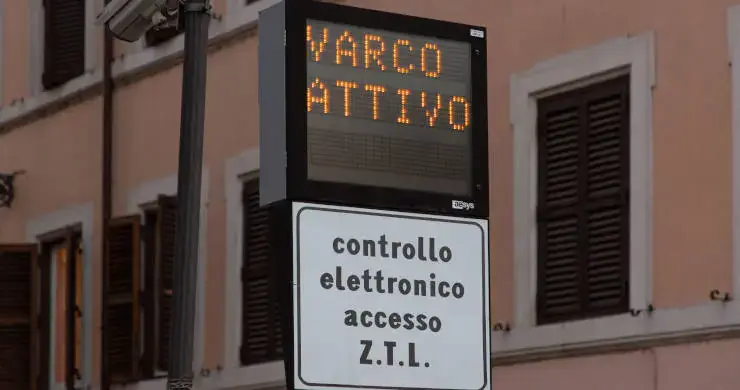 ZTL Quadrilatero, flashmob della Lega in via Manzoni contro l’attivazione delle telecamere: “Multe solo per fare cassa”
