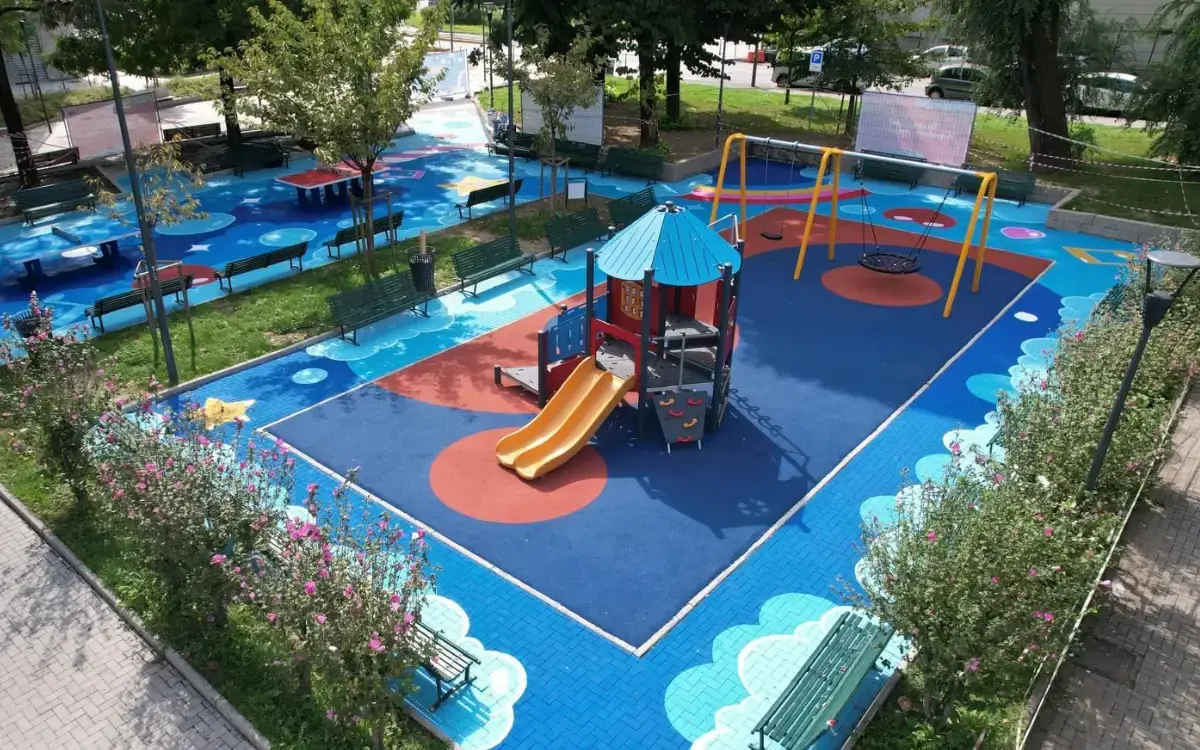 Milano, riqualificata piazza Belloveso: nuova area giochi colorata e inclusiva grazie a Haribo