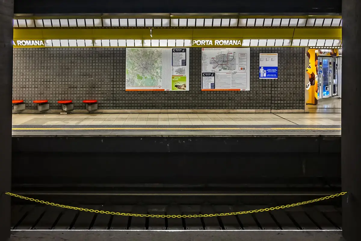 Aggressione in metro a Loreto: 18enne picchiato e rapinato davanti alla fidanzata