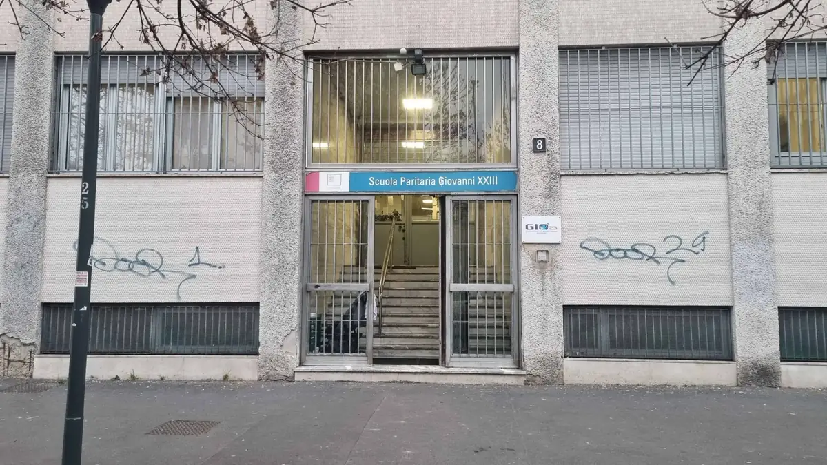Milano, la storica scuola paritaria Giovanni XXIII rischia il modello elitario. L’allarme delle famiglie: “Rette alle stelle e cambio di metodo educativo”