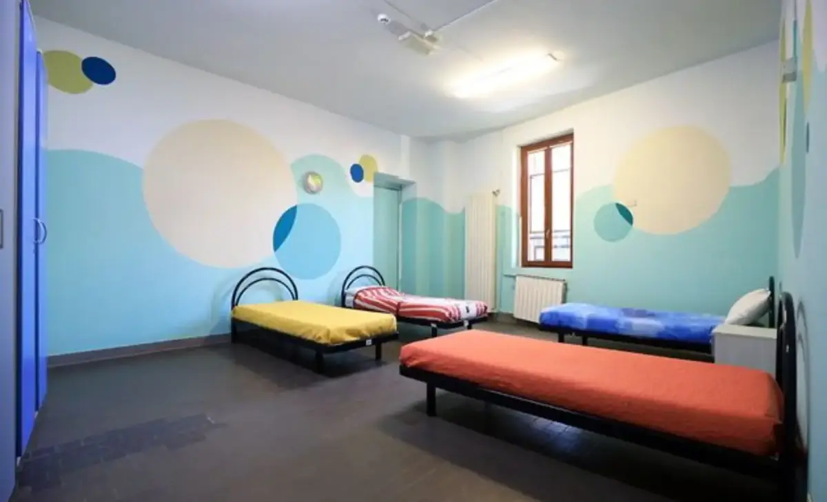 Milano, rinnovato il Centro Servizi di via Zendrini: nuova vita agli spazi per minori stranieri grazie a ColorAid 2025