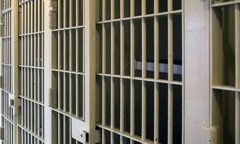 Tenta di strangolare un carabiniere con una maglietta nel Cpr di via Corelli: arrestato per tentato omicidio