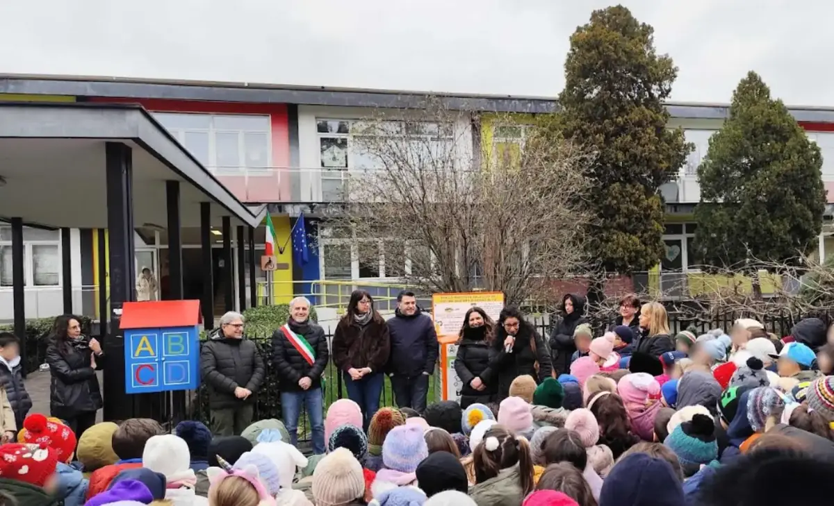 Cesano Boscone: inaugurata alla primaria Alighieri una nuova casetta per il libero scambio di libri