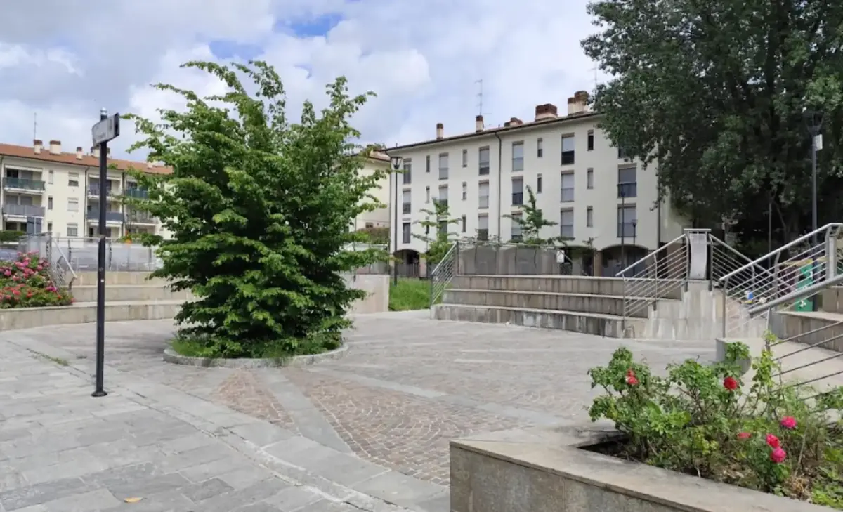 Cesano Boscone, al via i lavori nel parcheggio di via Roma: più verde e accesso al parco Pertini
