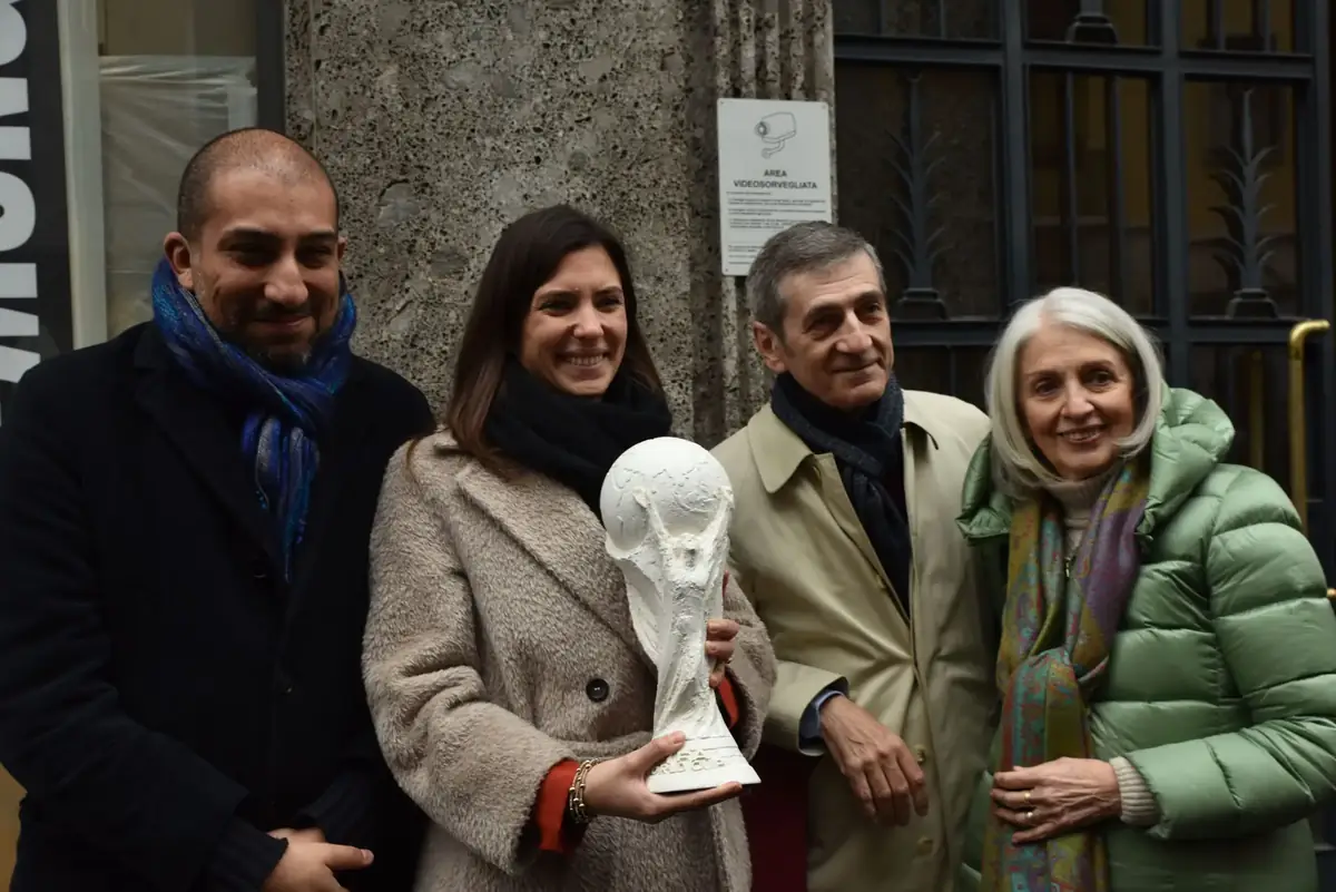 Milano: in via Volta 7 la targa che celebra la Coppa del Mondo FIFA e il suo inventore Silvio Gazzaniga