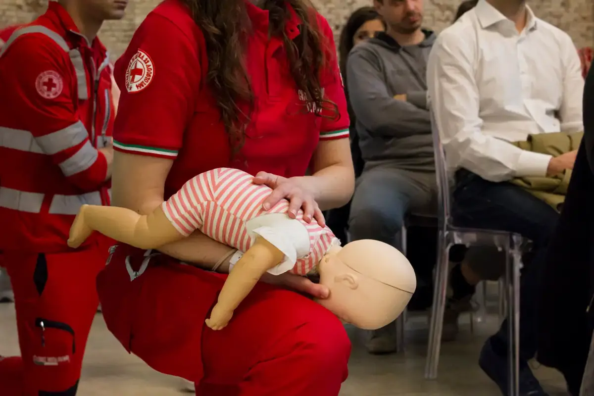Otto arresti cardiaci al giorno a Milano: Croce Rossa ha formato oltre 7.800 cittadini nell’ultimo anno, bastano 3 ore per fare la differenza
