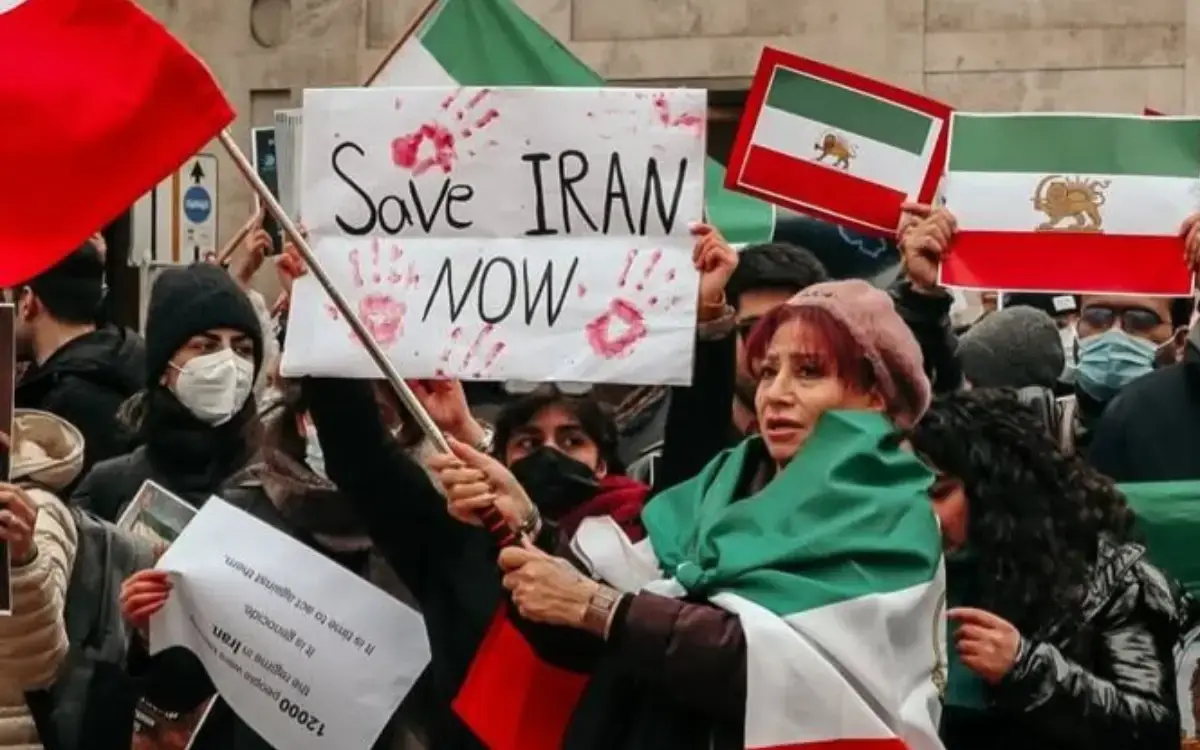 Iran, protesta a Milano davanti al consolato Usa: migliaia di persone chiedono l’intervento americano contro il regime di Teheran