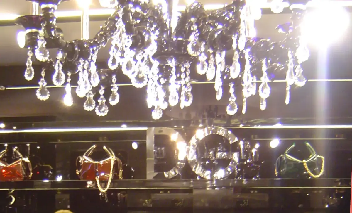 Tenta di rubare borsa da 5mila euro in boutique di lusso a Milano: arrestata una donna di 39 anni