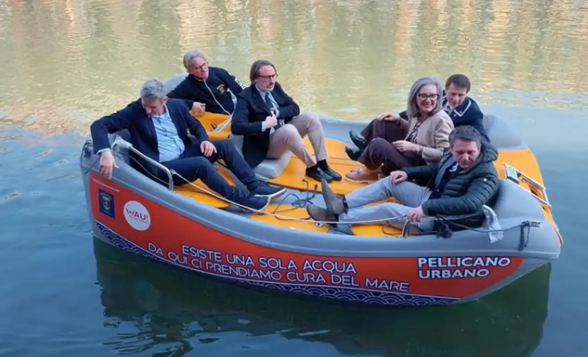 WAU! Milano porta il volontariato sulle acque: arriva l’imbarcazione elettrica per la pulizia dei Navigli