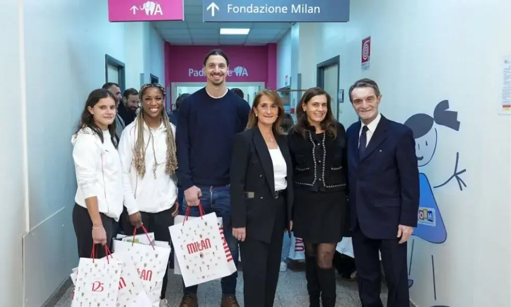 Fontana e Ibrahimović portano regali di Natale ai bambini dell’Ospedale Buzzi