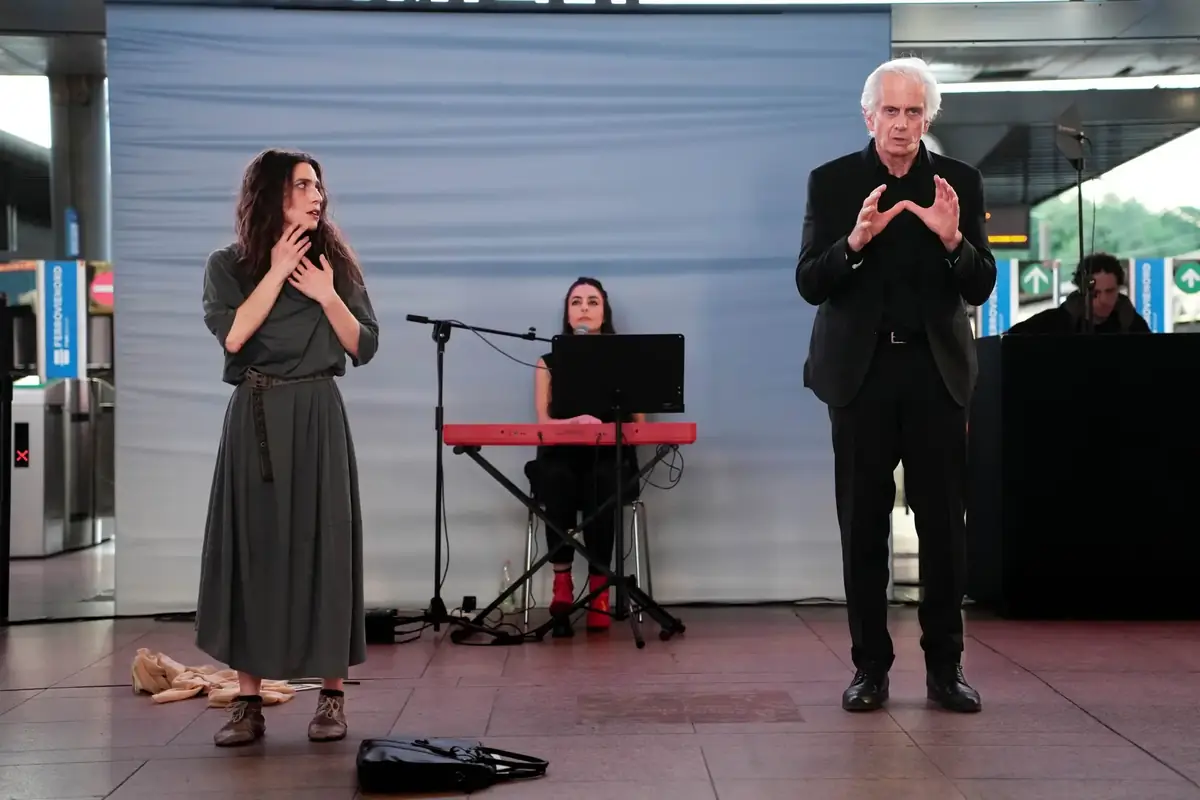 Milano Cadorna diventa teatro: “In viaggio con San Francesco” trasforma la stazione in spazio d’incontro per gli 800 anni del Cantico delle Creature