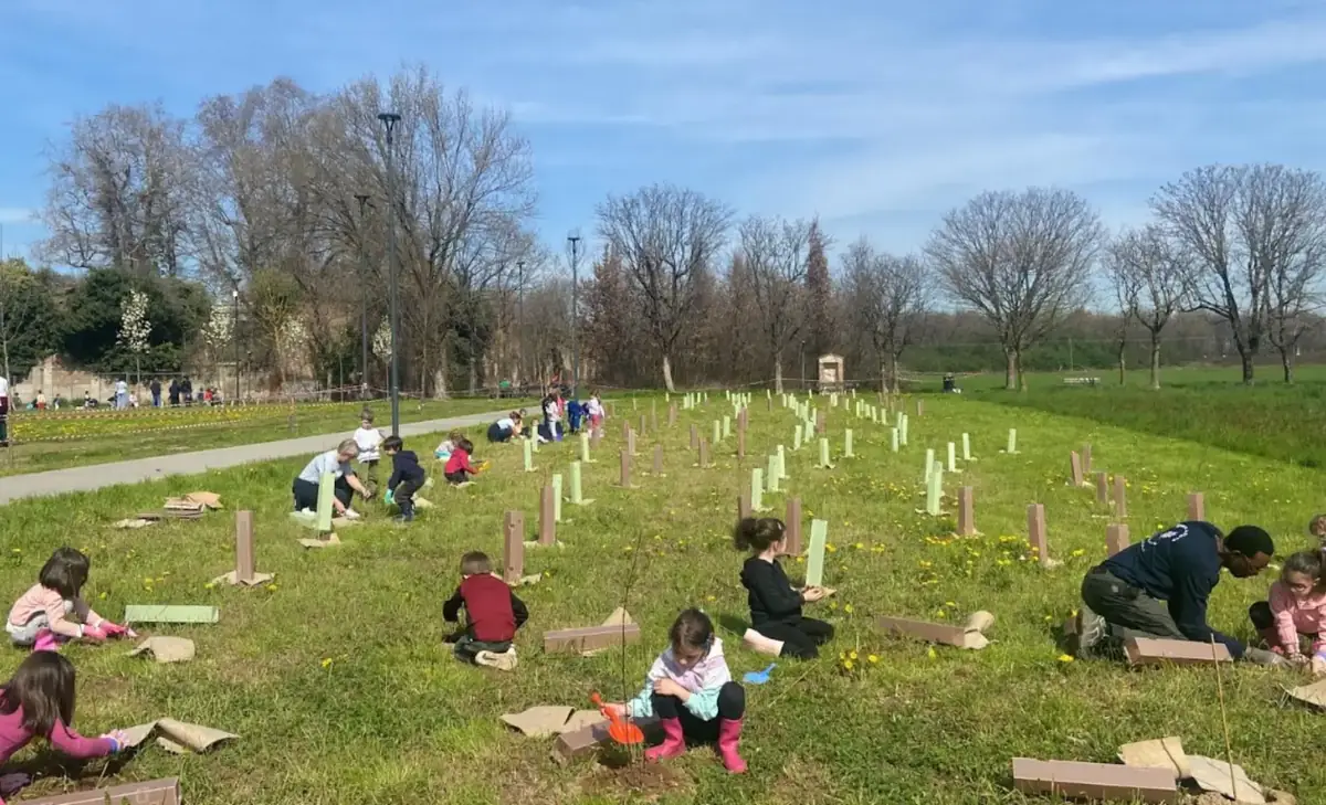 Forestami ad Arese: piantate 222 nuove piante con i bambini della scuola dell’infanzia