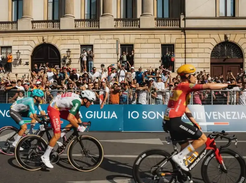 Giro d’Italia, Lavik beffa i velocisti a Milano: fuga vincente e neutralizzazione anticipata nel finale della quindicesima tappa