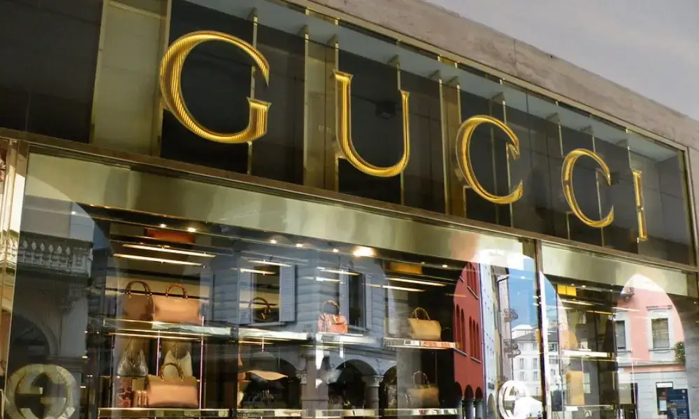Milano: Gucci annuncia la fine della collaborazione con il direttore creativo Sabato De Sarno