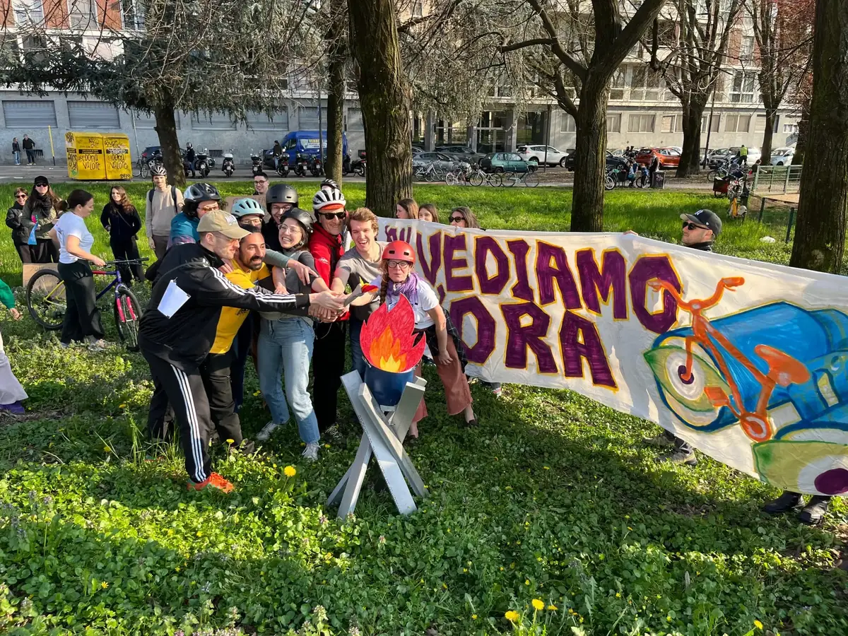 Protesta simbolica sul ponte della Ghisolfa a Milano: ciclisti in staffetta accendono la “fiamma della speranza” per la ciclabile attesa da anni