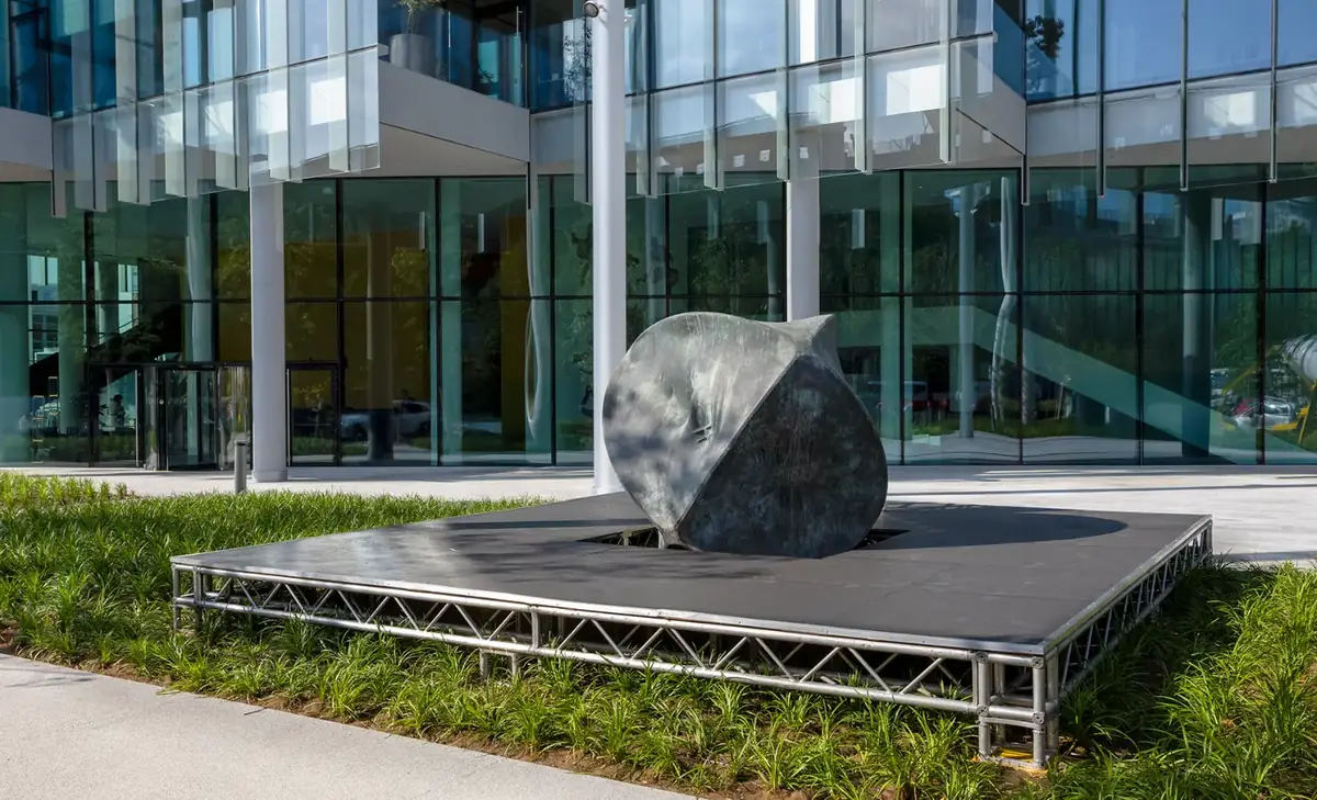 Arte: via al restauro della scultura “Grande Radiale Tondo” di Giò Pomodoro a Milano