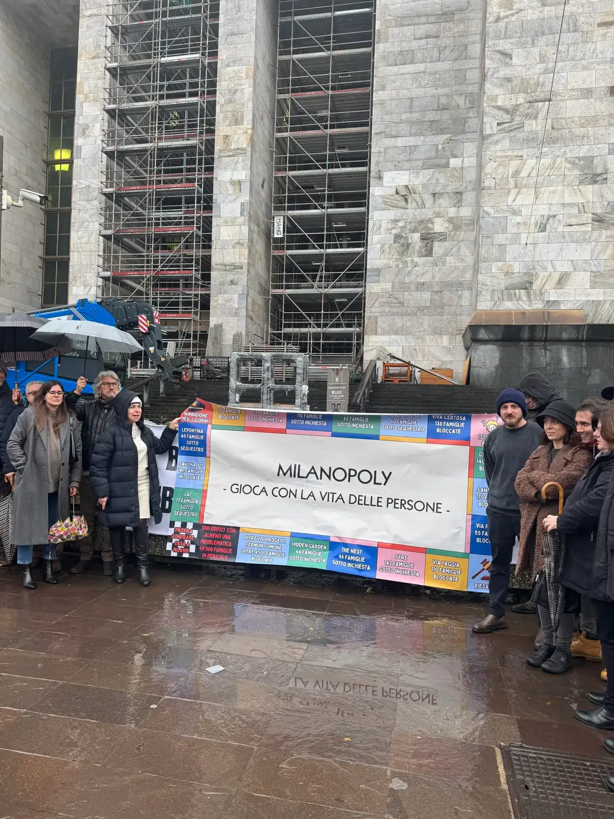 Urbanistica Milano: la protesta del Comitato Famiglie Sospese davanti al Palazzo di Giustizia