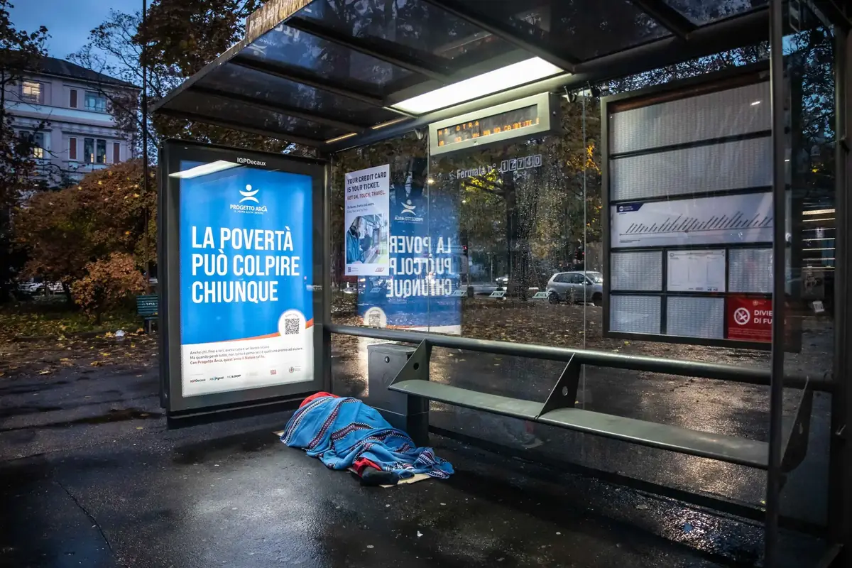 A Milano Babbo Natale diventa senzatetto: l’installazione shock di Progetto Arca che smaschera la fragilità sociale