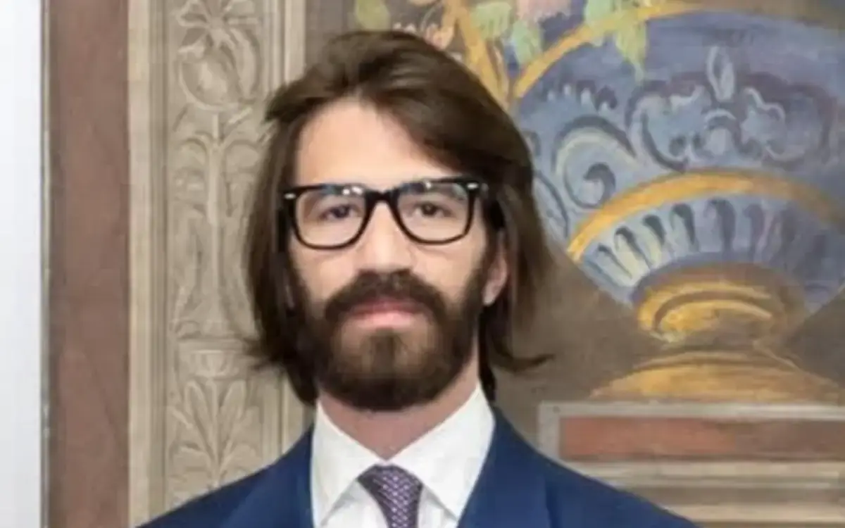 Leonardo Maria Del Vecchio vende 80 milioni di immobili nel centro di Milano: i palazzi di via Turati e via Montenapoleone finanziano la scalata a Delfin