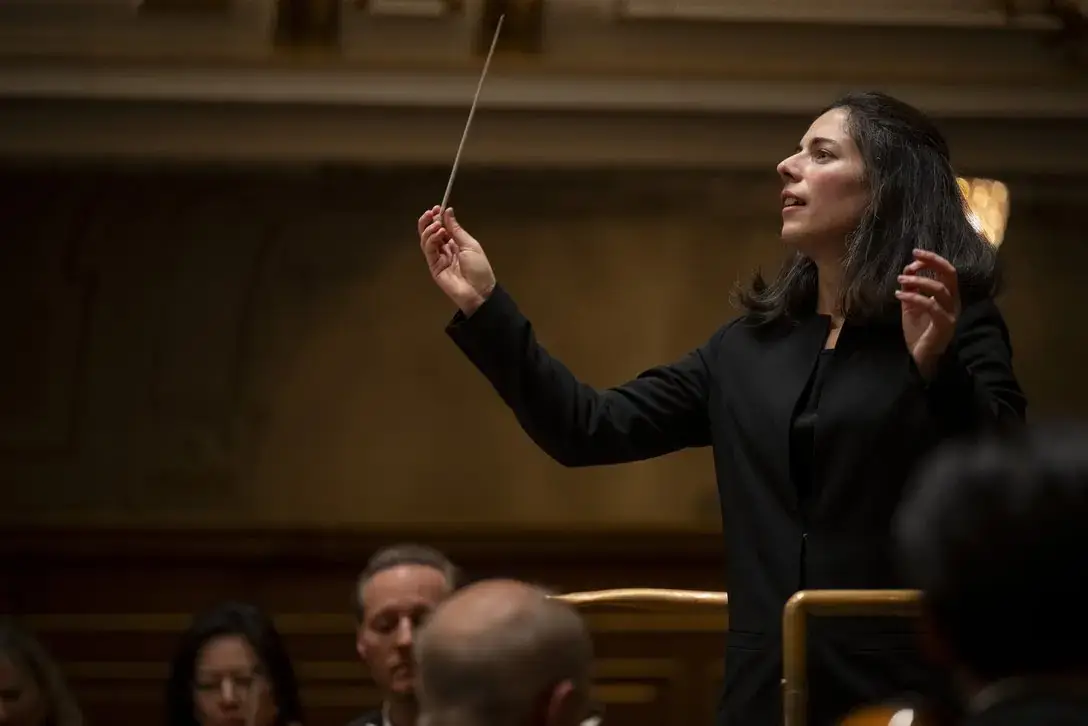 Marie Jacquot debutta alla Scala il 25 maggio: la direttrice francese porta Walton, Weber e Mendelssohn con il violista Antoine Tamestit