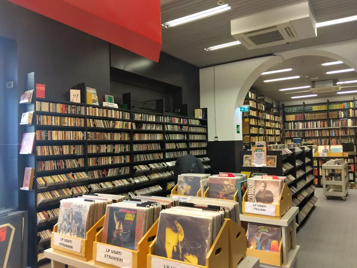 Arriva “Musica in libreria” al Libraccio di Porta Venezia: dj set, poesia e vinili il 9 maggio