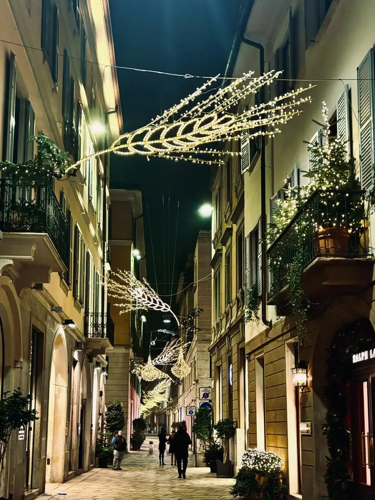 Via della Spiga accende il Natale: luci sostenibili, eleganza e solidarietà nel cuore del Quadrilatero