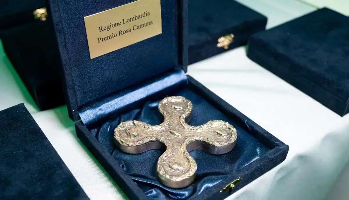 Premio Rosa Camuna 2025: la Lombardia celebra giovani, solidarietà e talento