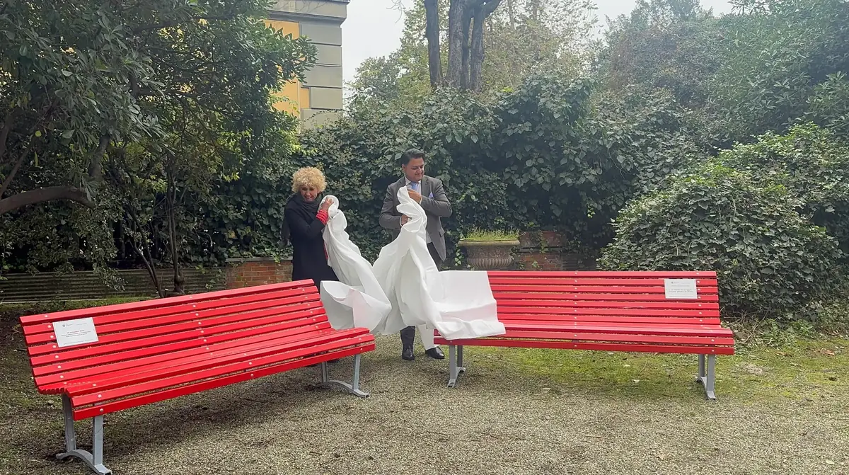 Città metropolitana di Milano: panchine rosse e protocollo d’intesa a sostegno degli orfani per femminicidio