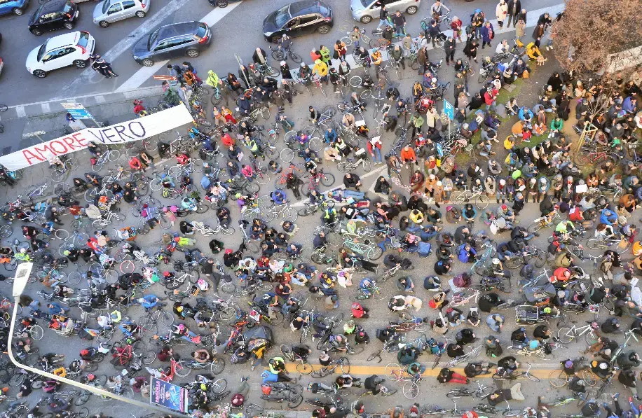 “Basta morti in strada”: via al presidio di Città delle Persone nel luogo della tragedia di via Gattamelata