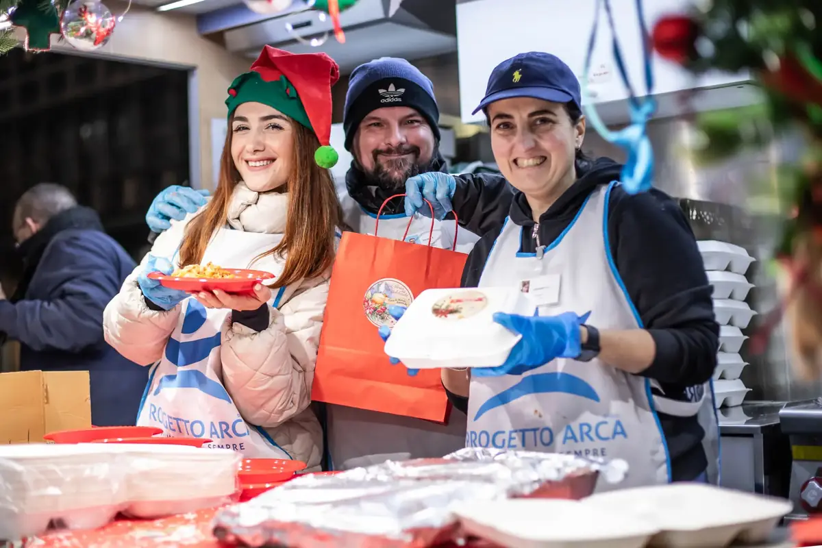 Il Natale solidale di Progetto Arca a Milano e non solo: 5mila cene per i senza dimora e aiuti a 2.500 famiglie in tutta Italia