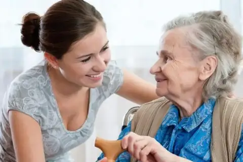 Regione Lombardia stanzia altri due milioni per badanti e assistenti familiari a domicilio: finanziate oltre tremila famiglie