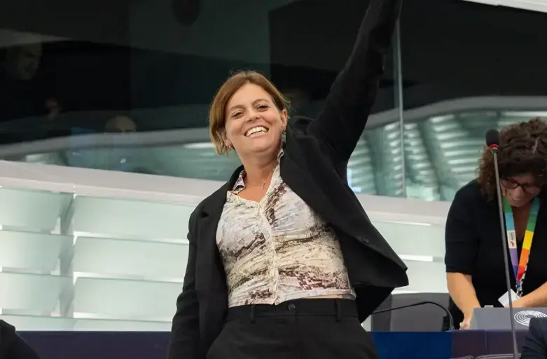 Ilaria Salis condannata a Milano: dovrà risarcire due ex collaboratori con oltre 300mila euro