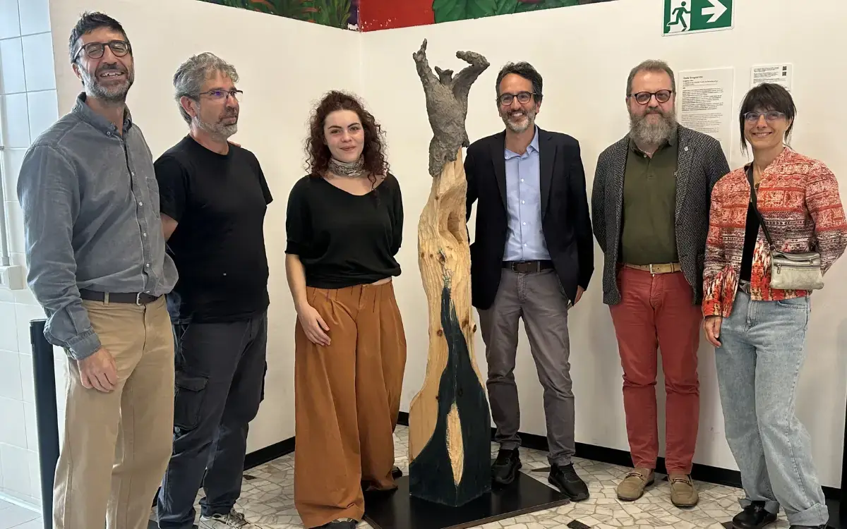 Milano, inaugurata la scultura “Il Quarto d’Ora”: arte e dignità per le docce di via Pucci