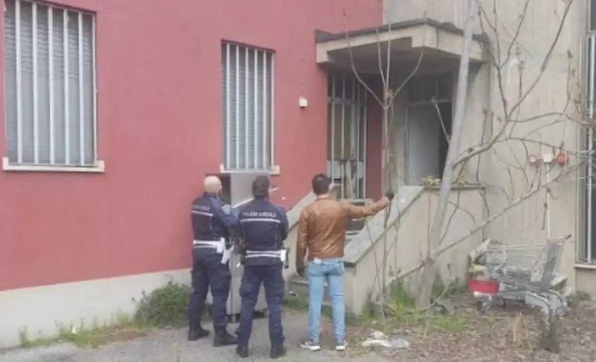 Milano, condominio dell’orrore a San Cristoforo: cantine occupate e trasformate in dormitori e discariche
