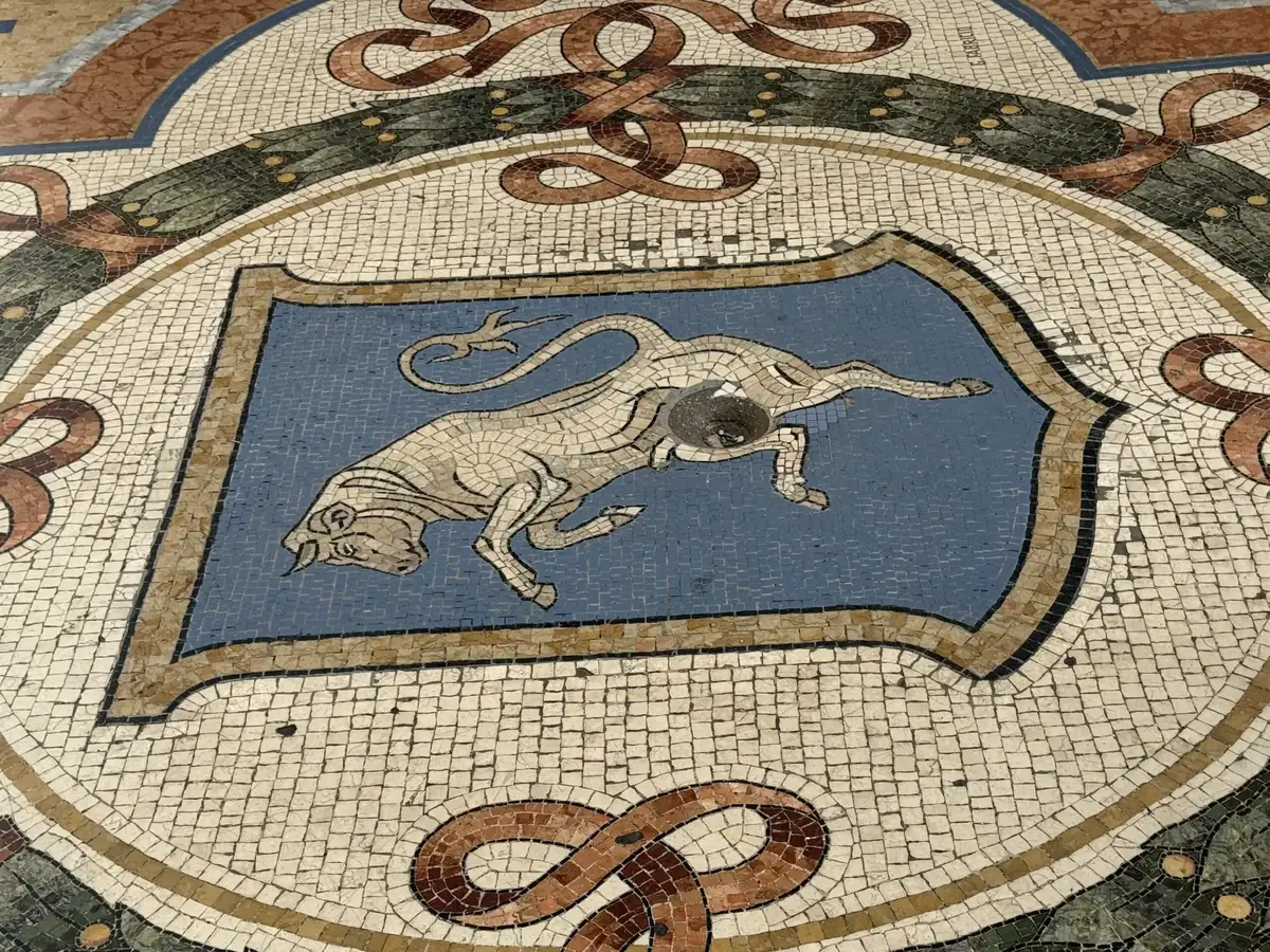 Concluso il restauro del Toro in Galleria Vittorio Emanuele II: ritornano “gli attributi” e riprende il rito dei tre giri sul tallone