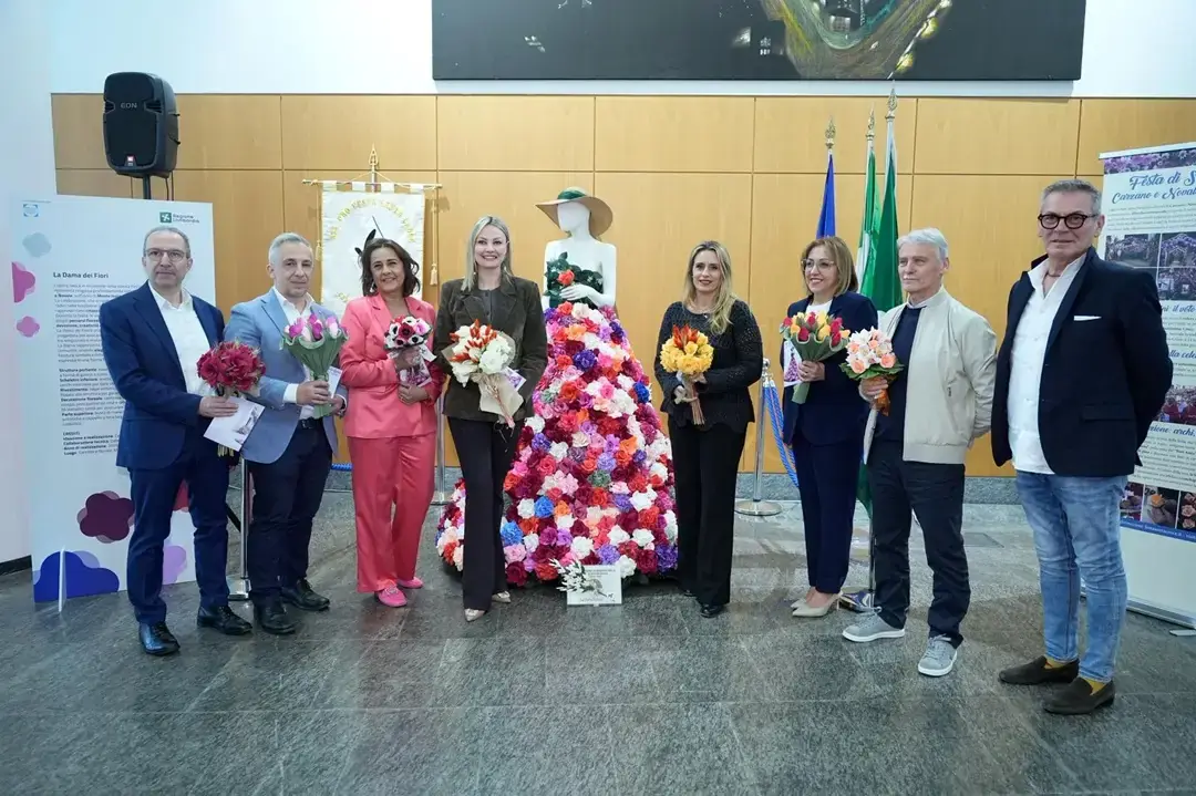 A Palazzo Lombardia inaugurata la Dama dei Fiori, simbolo della candidatura Unesco di Monte Isola