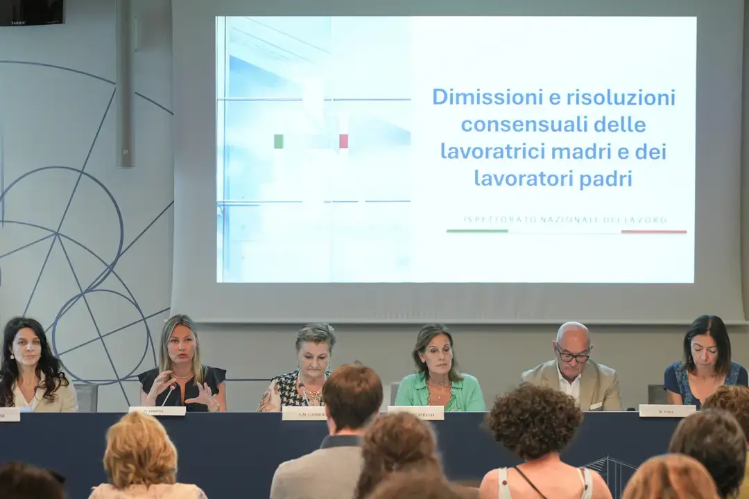 Lombardia prima in Italia per dimissioni di genitori: oltre 13mila nel 2025, le madri restano le più penalizzate
