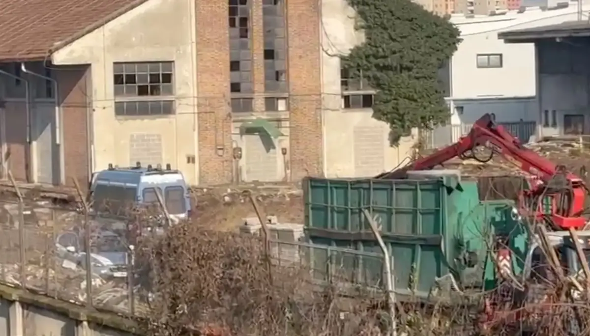Milano, sgomberati i capannoni abusivi in via Prospero Finzi. Piscina e Sardone (Lega): “Passo concreto contro il degrado urbano”
