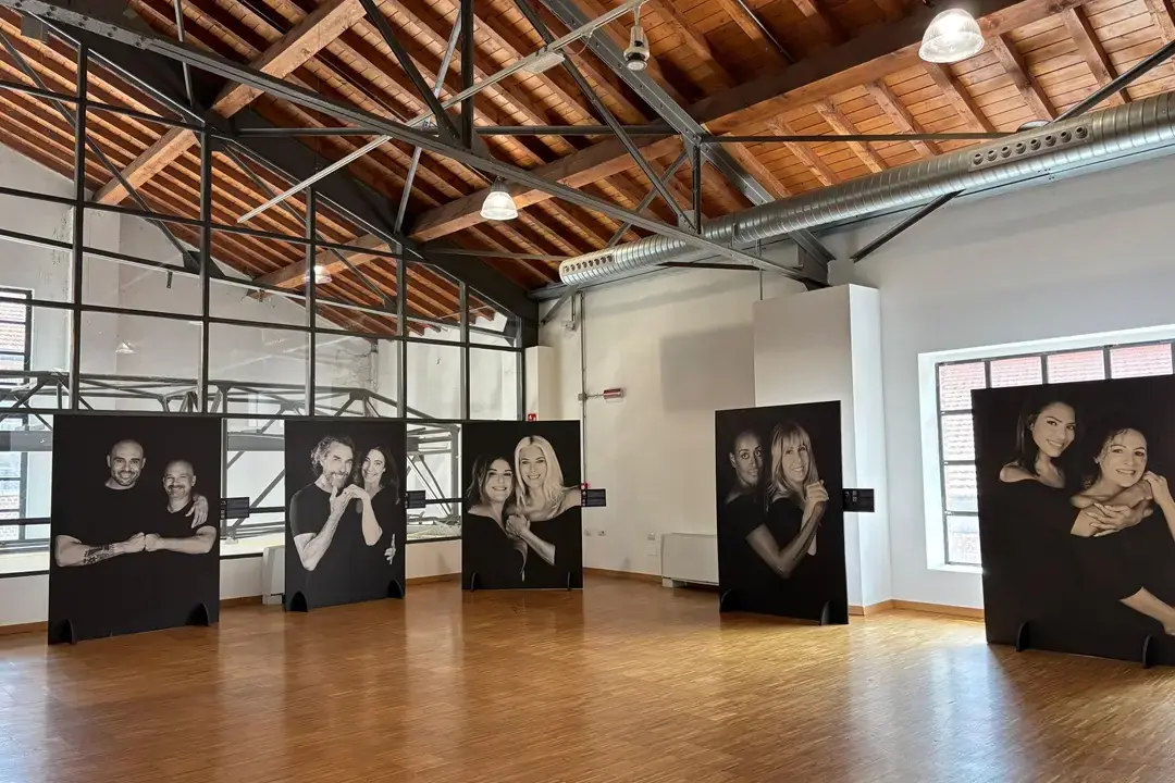 “Women for Women against Violence”: alla Fabbrica del Vapore di Milano la mostra che trasforma le cicatrici in messaggio di speranza