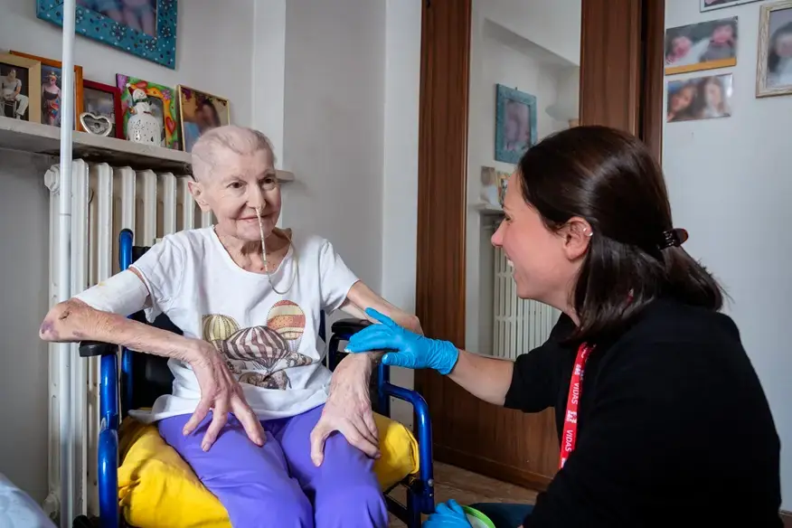 Anziani fragili, VIDAS lancia campagna per potenziare l’assistenza domiciliare a Milano e hinterland