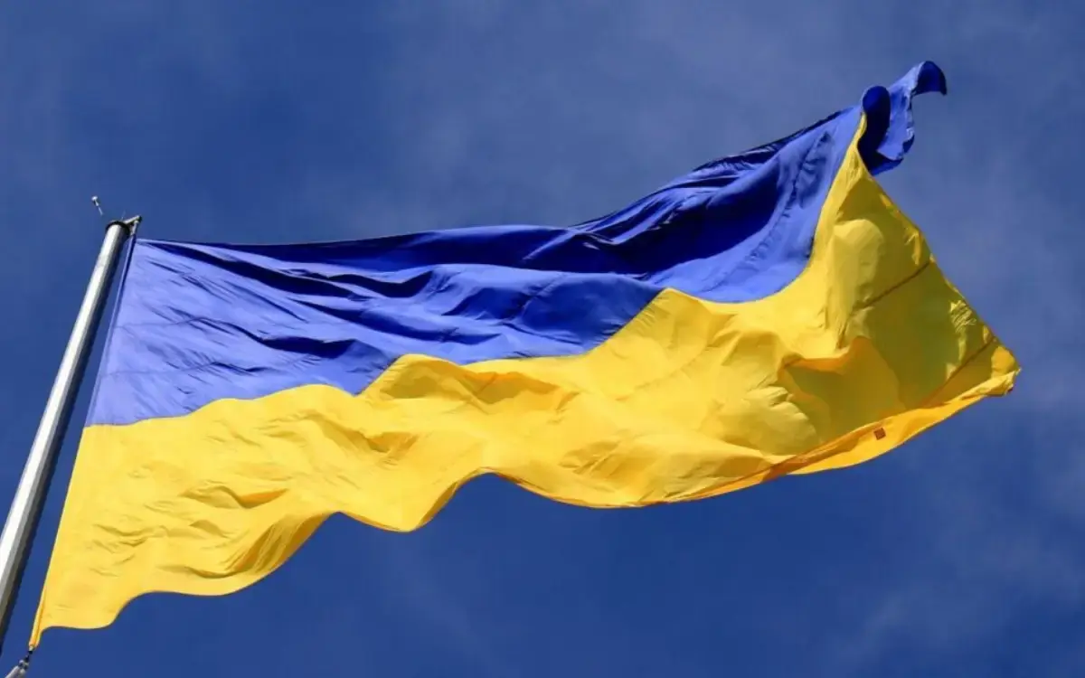 Sit-in della comunità ucraina davanti a Palazzo Marino illuminato di giallo e blu a 4 anni dall’invasione russa