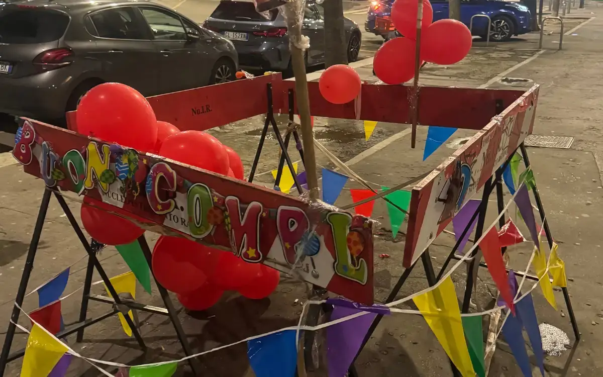 Milano, i cittadini “festeggiano” un anno di buca in piazzale Lagosta: FdI attacca il Comune