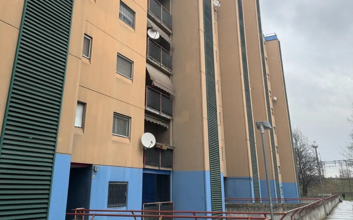 Continuano i disagi nelle case popolari di via Rizzoli: dopo la legionella ancora problemi con l’acqua