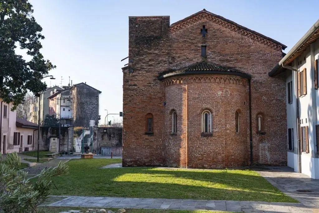 Milano, alla Chiesa Rossa torna “Curiosando”: il mercatino solidale dei Frati Cappuccini tra storia, verde e beneficenza