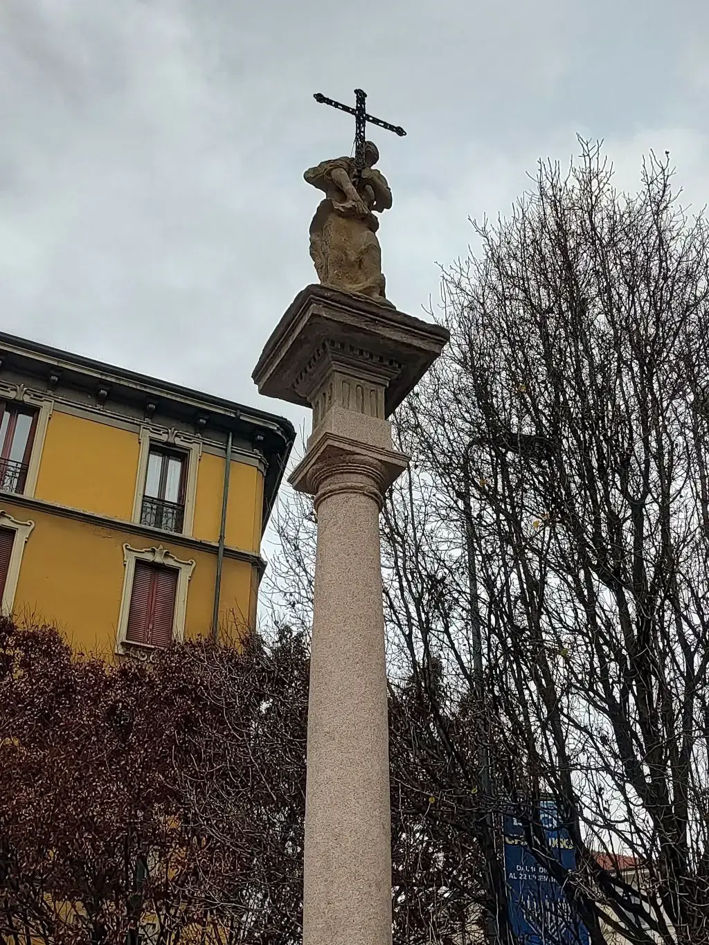 Piazza De Angeli, torna a splendere la colonna di Santa Maria Maddalena dopo il restauro conservativo