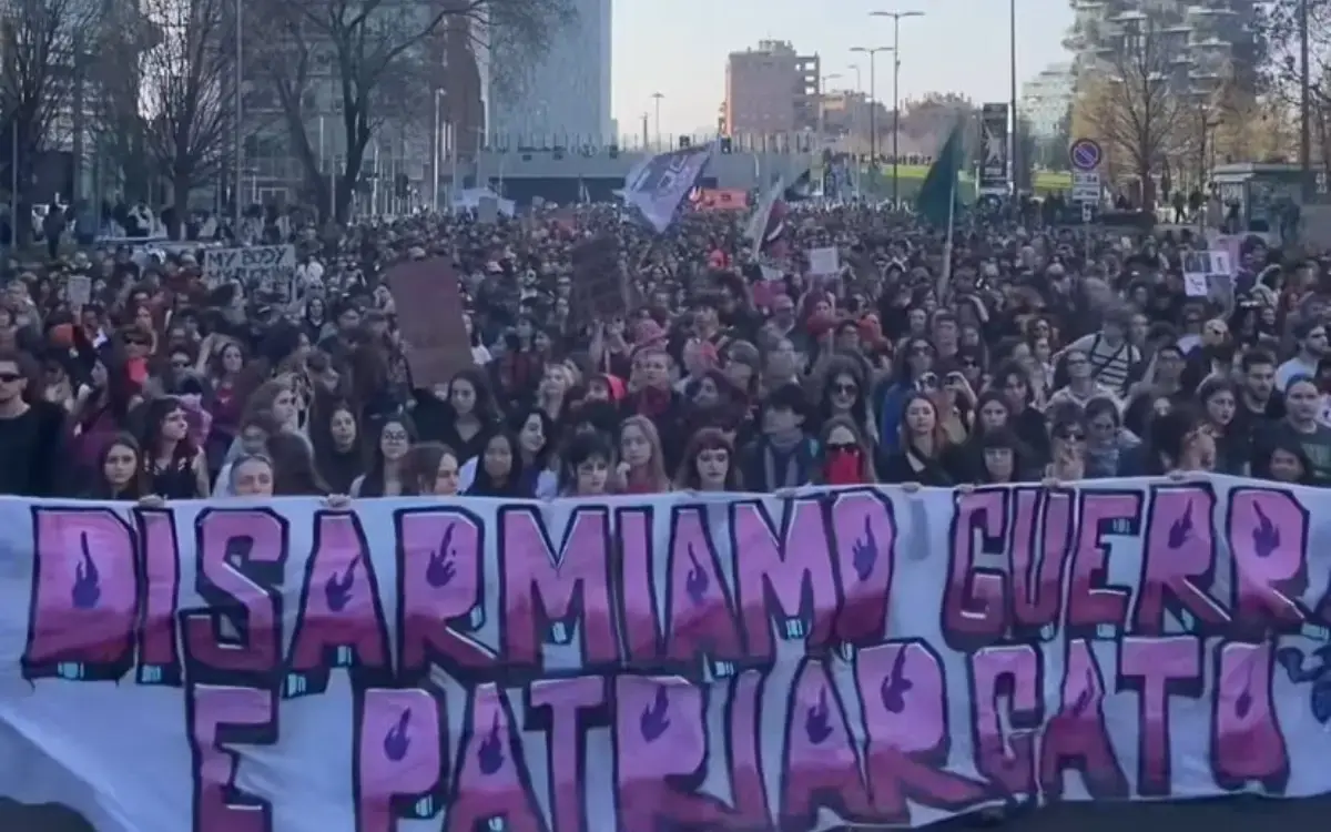 Milano, oltre 10mila persone in corteo per l’8 marzo tra slogan contro guerra e patriarcato