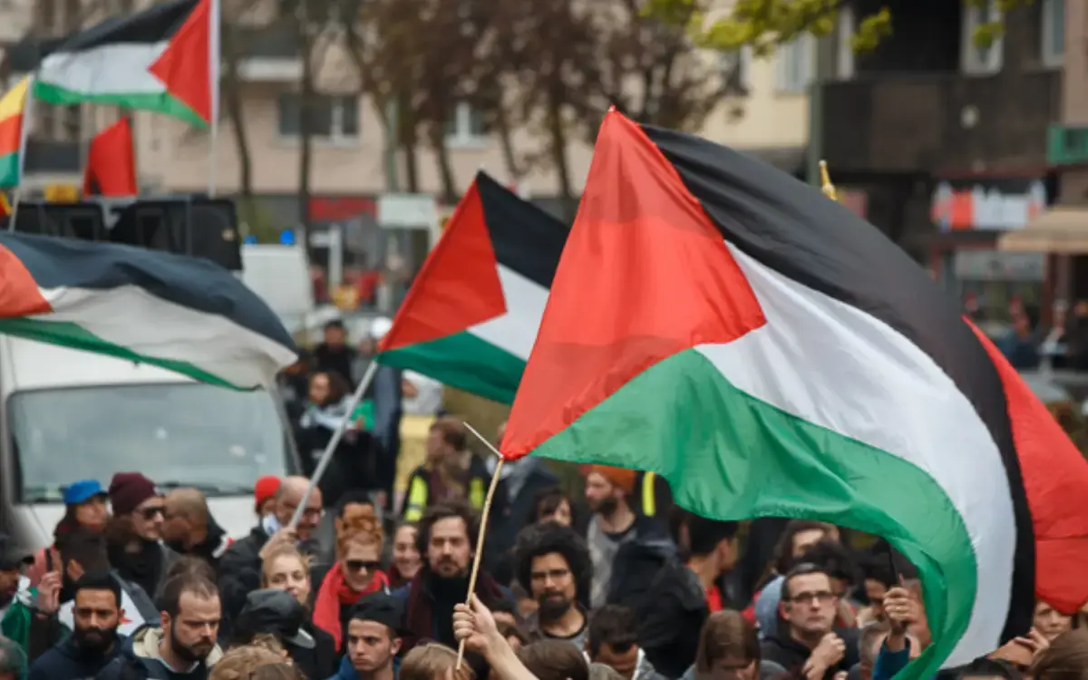 Milano, scontri al corteo pro Gaza: 5 arresti e 2 denunce, coinvolti anche minorenni. Protesta fuori dal carcere Beccaria