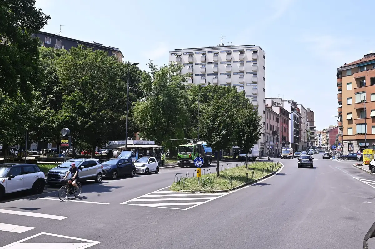 Piazza Imperatore Tito a Milano, al via la depavimentazione: 800 mq di asfalto diventano verde, 14 nuovi alberi e marciapiedi allargati